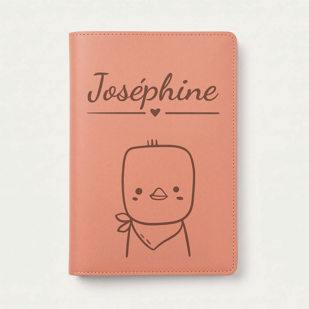 Protège carnet de santé bébé personnalisé – Poussin au foulard — Terracotta — gravure « Joséphine »