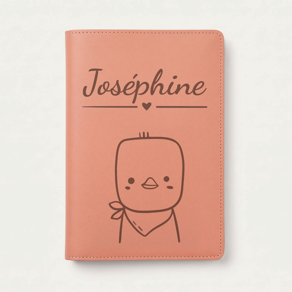 Protège carnet de santé bébé personnalisé – Poussin au foulard — Terracotta — gravure « Joséphine »