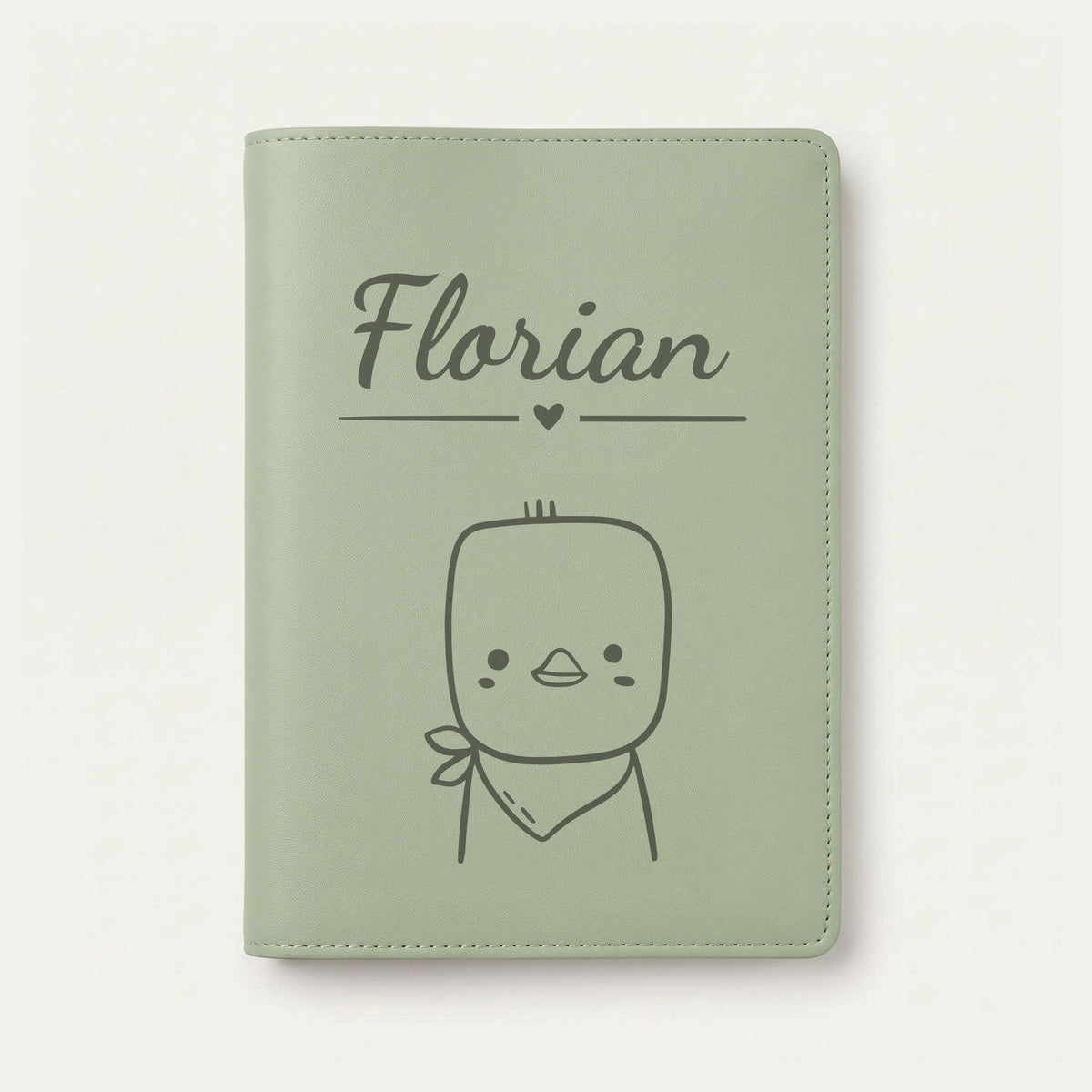 Protège carnet de santé bébé personnalisé – Poussin au foulard — Vert sauge — gravure « Florian »
