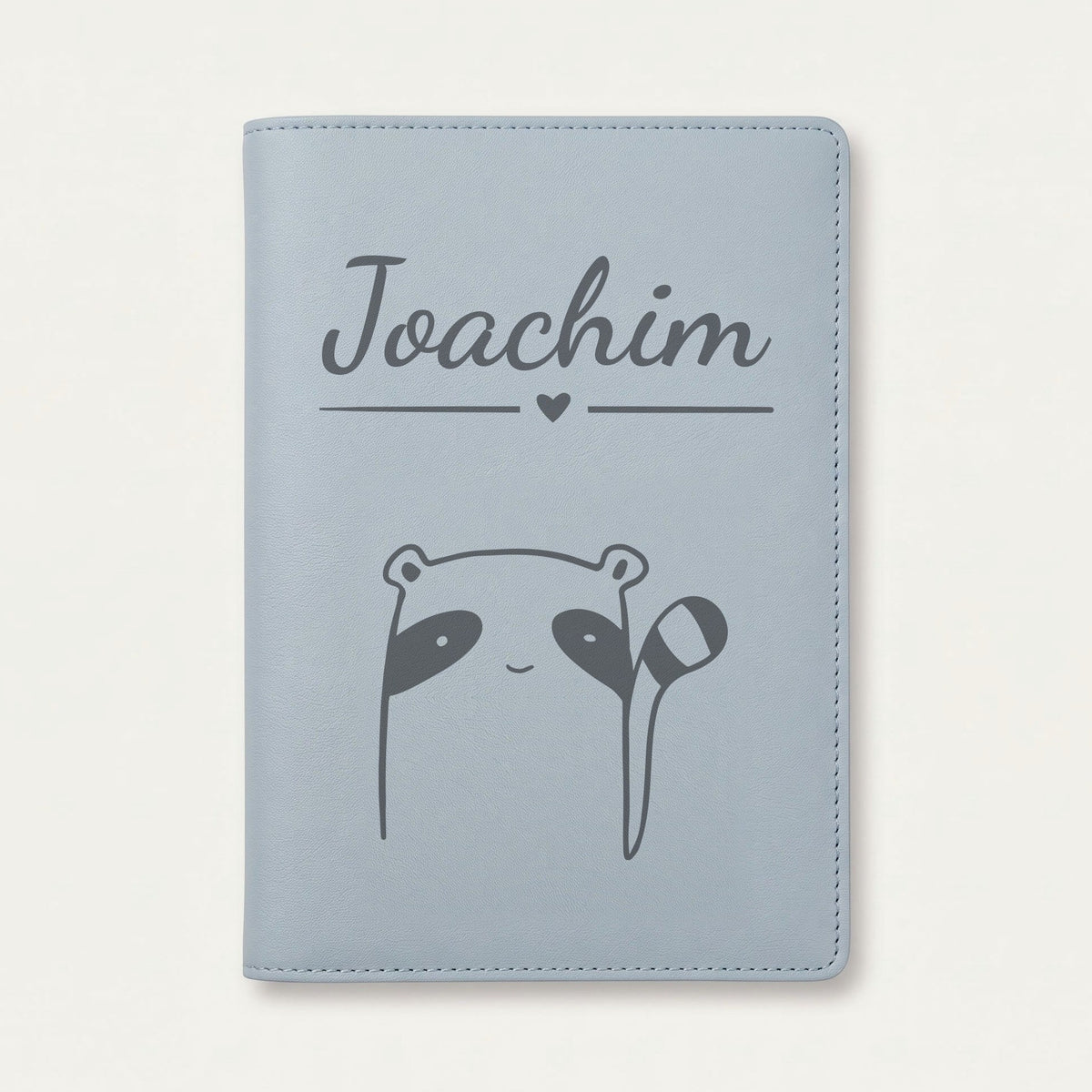 Protège carnet de santé bébé personnalisé – Raton laveur — Bleu nuage — gravure « Joachim »