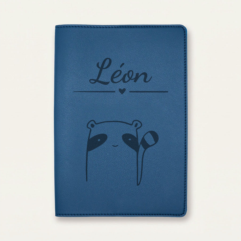 Protège carnet de santé bébé personnalisé – Raton laveur — Bleu nuit — gravure « Léon »