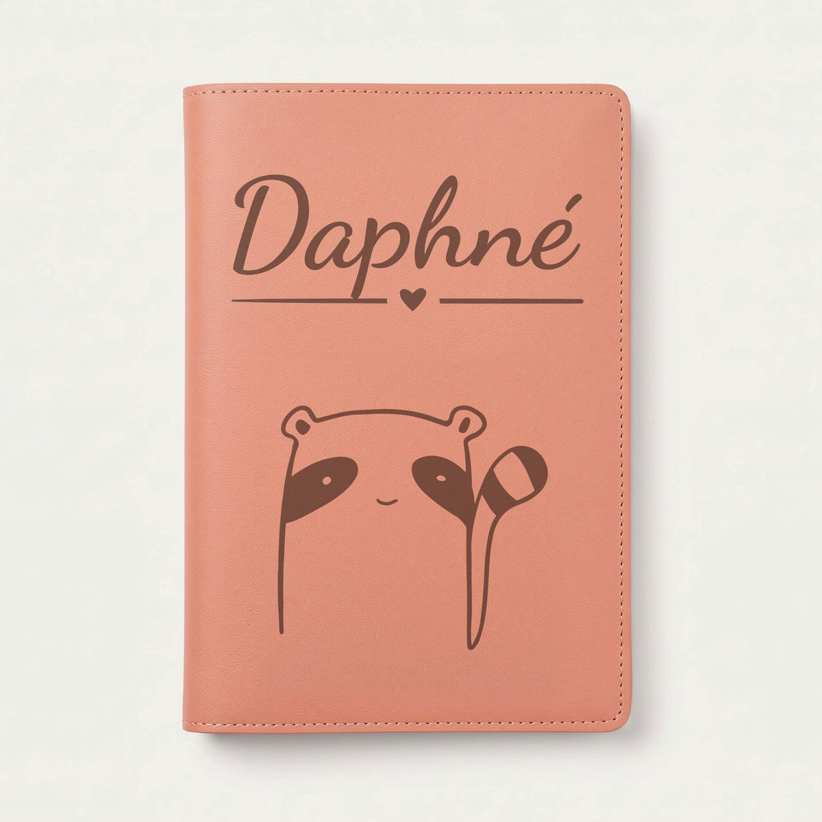 Protège carnet de santé bébé personnalisé – Raton laveur — Terracotta — gravure « Daphné »