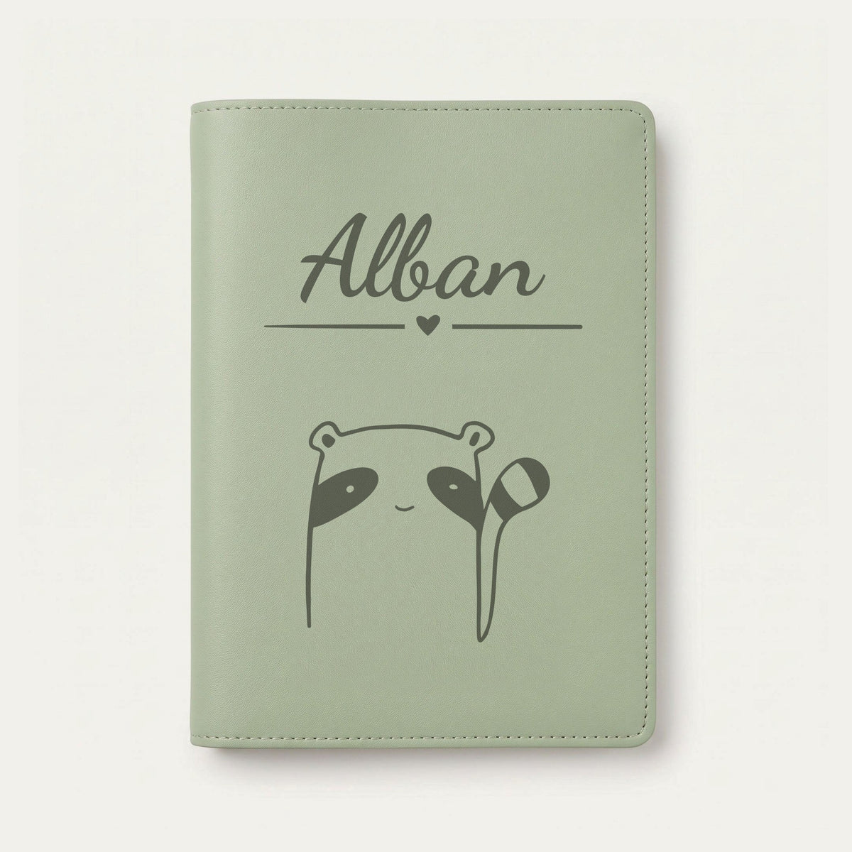 Protège carnet de santé bébé personnalisé – Raton laveur — Vert sauge — gravure « Alban »