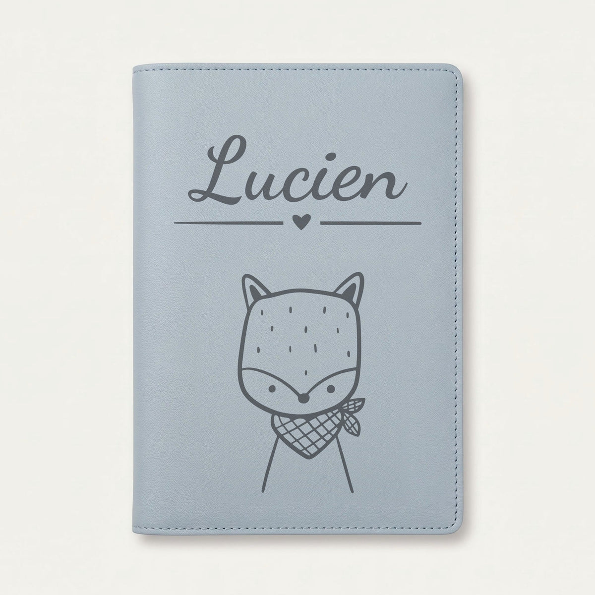 Protège carnet de santé bébé personnalisé – Renard au foulard — Bleu nuage — gravure « Lucien »