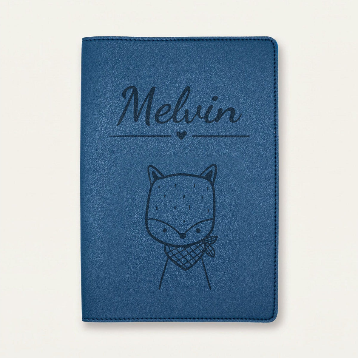 Protège carnet de santé bébé personnalisé – Renard au foulard — Bleu nuit — gravure « Melvin »