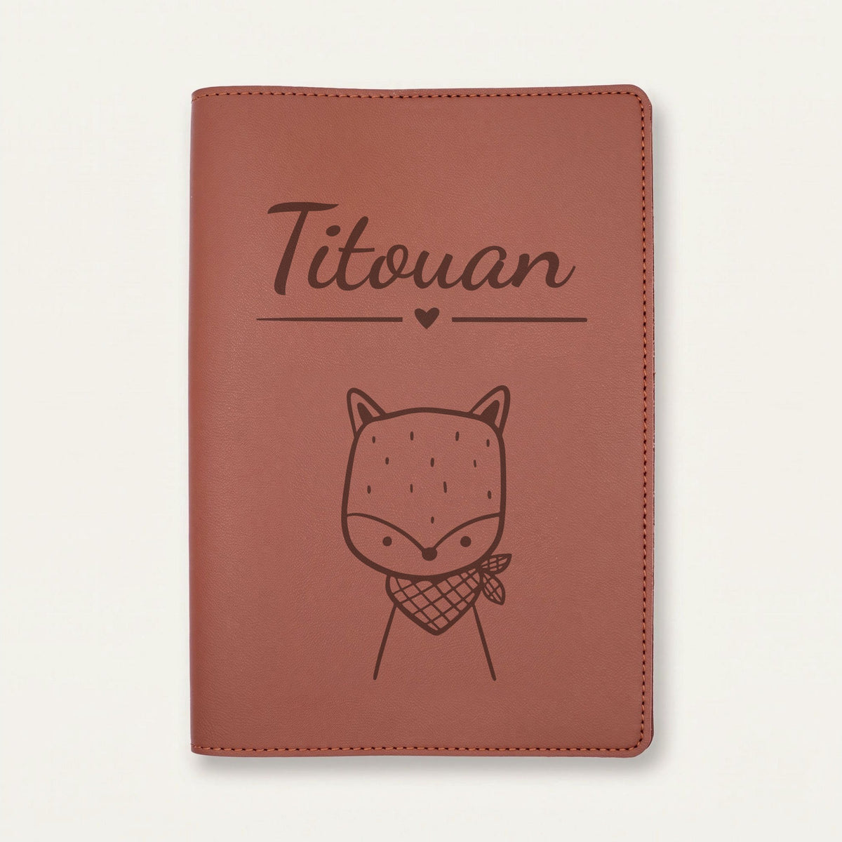 Protège carnet de santé bébé personnalisé – Renard au foulard — Chocolat — gravure « Titouan »
