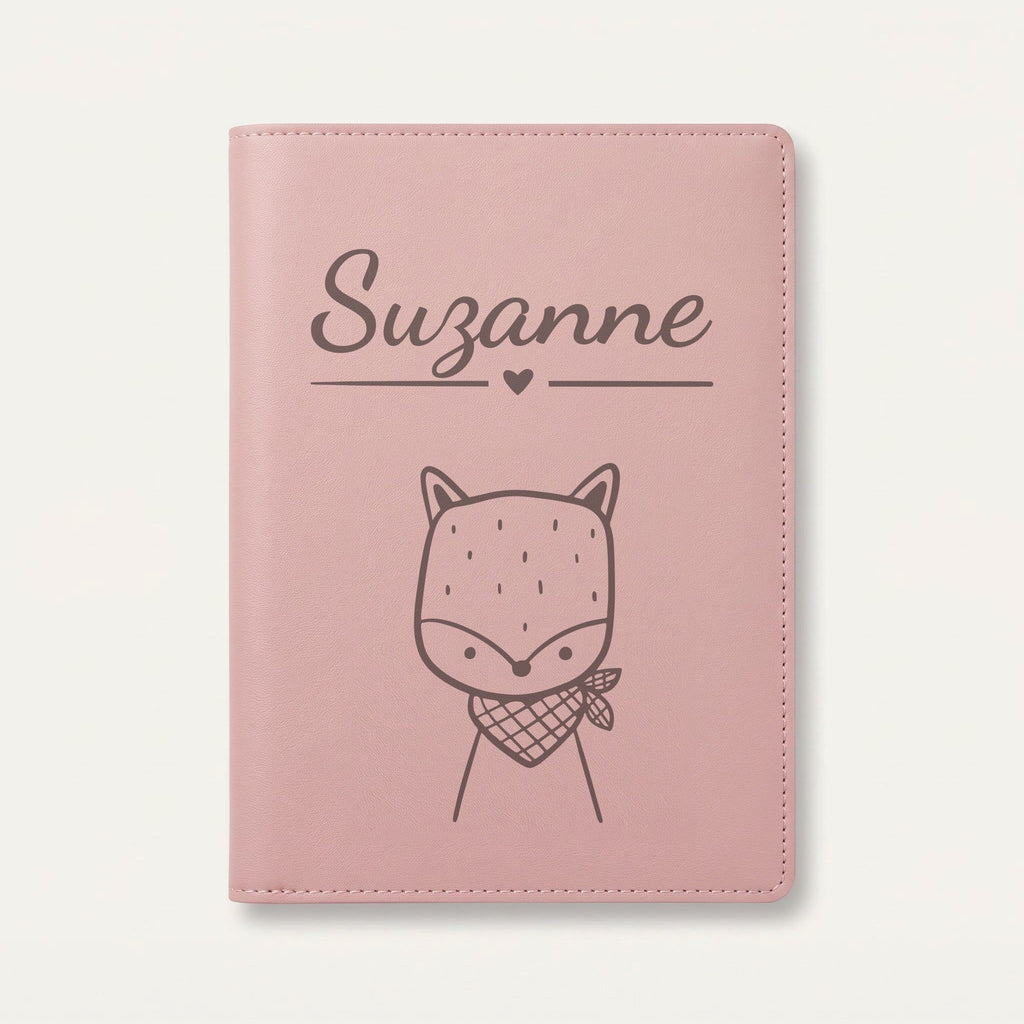 Protège carnet de santé bébé personnalisé – Renard au foulard — Rose dragée — gravure « Suzanne »