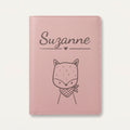 Protège carnet de santé bébé personnalisé – Renard au foulard — Rose dragée — gravure « Suzanne »