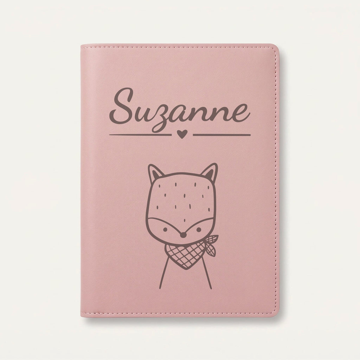Protège carnet de santé bébé personnalisé – Renard au foulard — Rose dragée — gravure « Suzanne »