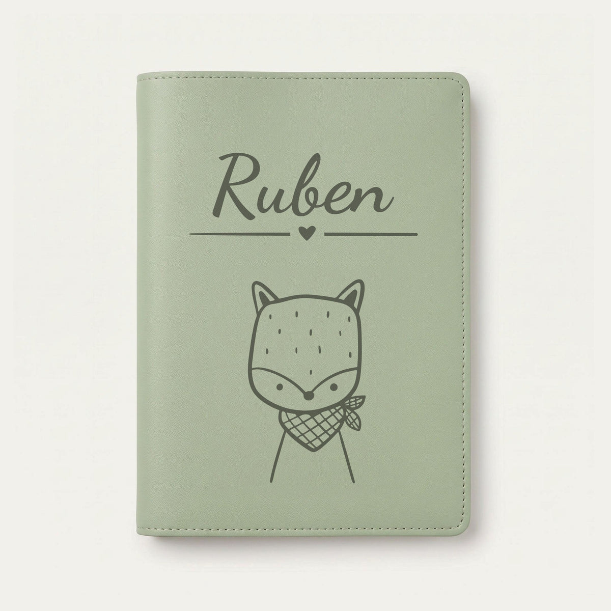 Protège carnet de santé bébé personnalisé – Renard au foulard — Vert sauge — gravure « Ruben »
