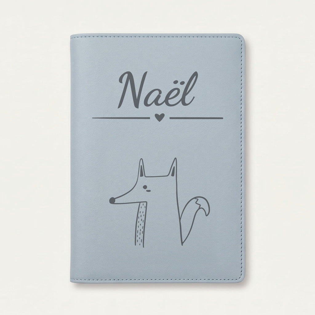 Protège carnet de santé bébé personnalisé – Renard de profil — Bleu nuage — gravure « Naël »