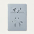 Protège carnet de santé bébé personnalisé – Renard de profil — Bleu nuage — gravure « Naël »