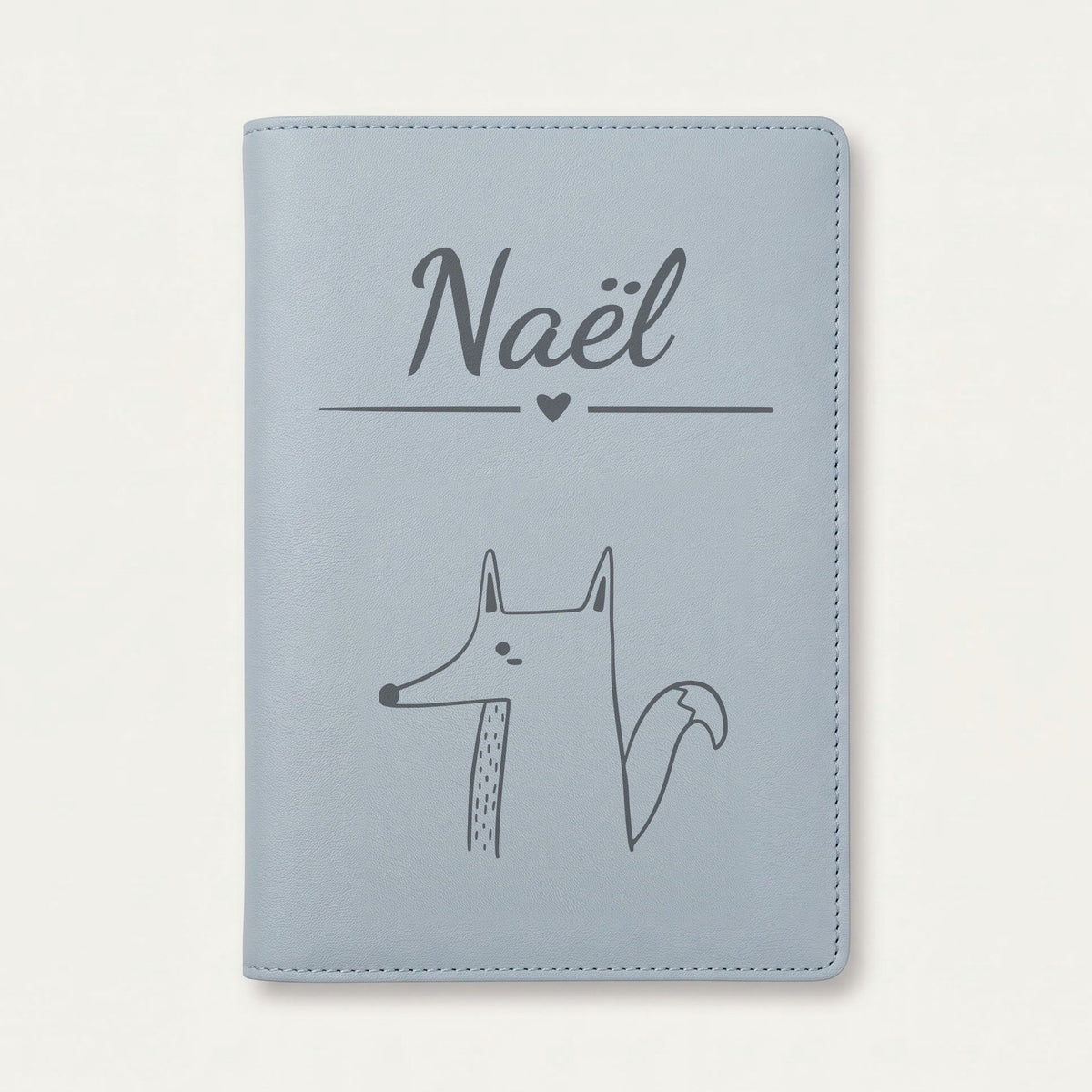 Protège carnet de santé bébé personnalisé – Renard de profil — Bleu nuage — gravure « Naël »