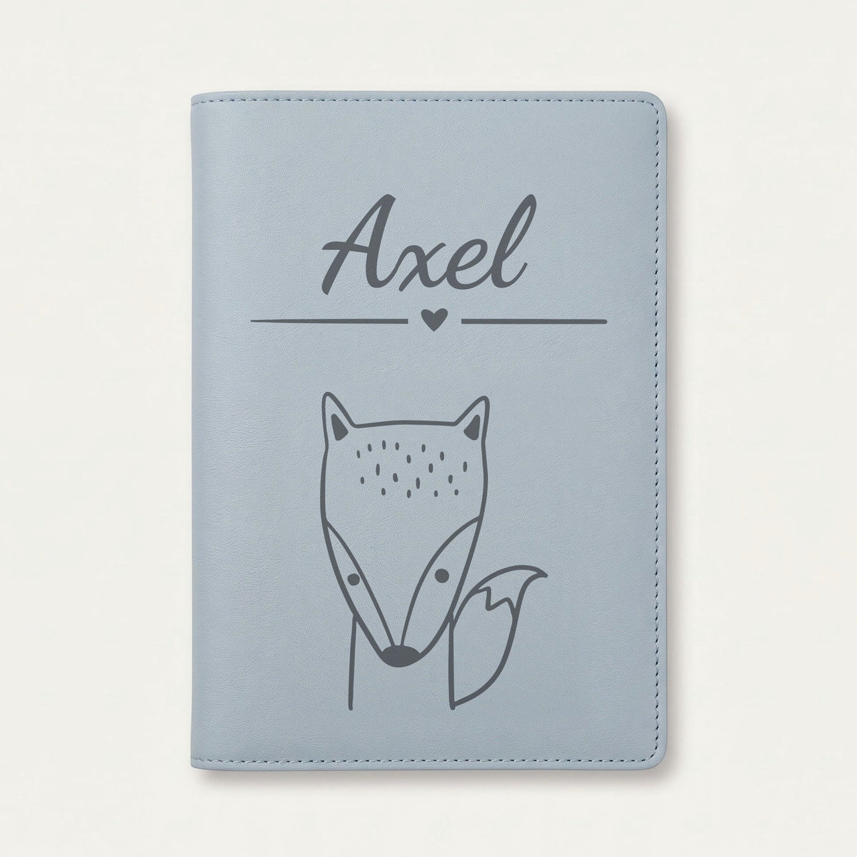 Protège carnet de santé bébé personnalisé – Renard à la queue touffue — Bleu nuage — gravure « Axel »