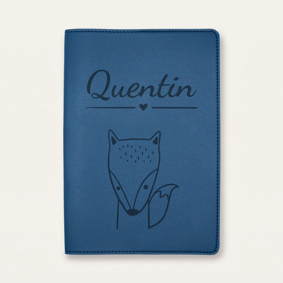 Protège carnet de santé bébé personnalisé – Renard à la queue touffue — Bleu nuit — gravure « Quentin »