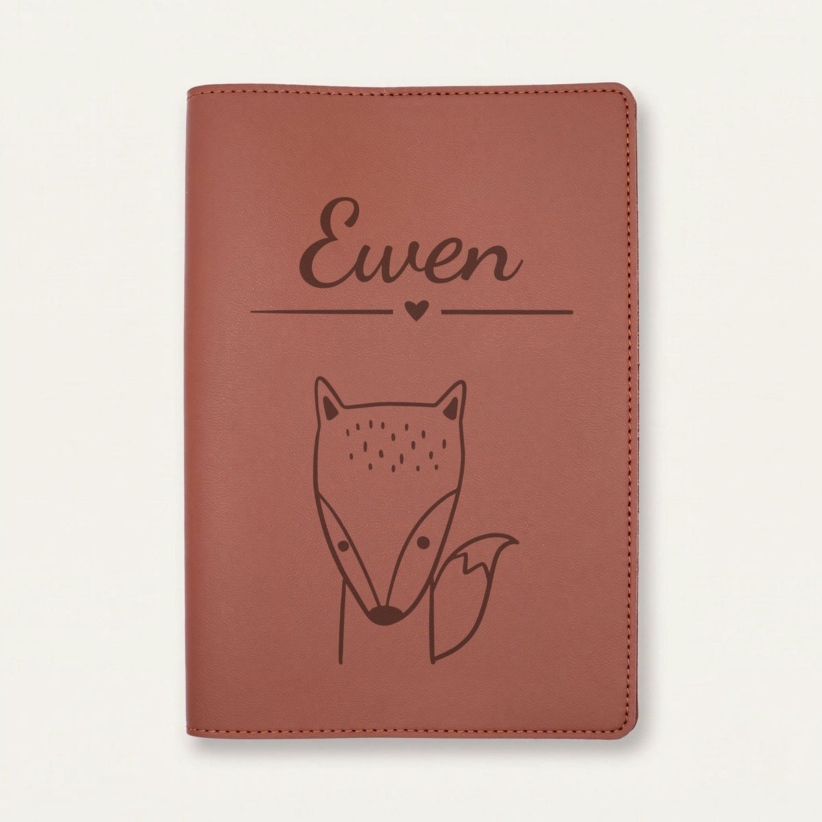 Protège carnet de santé bébé personnalisé – Renard à la queue touffue — Chocolat — gravure « Ewen »