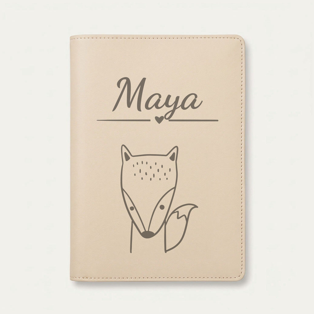 Protège carnet de santé bébé personnalisé – Renard à la queue touffue — Crème vanille — gravure « Maya »