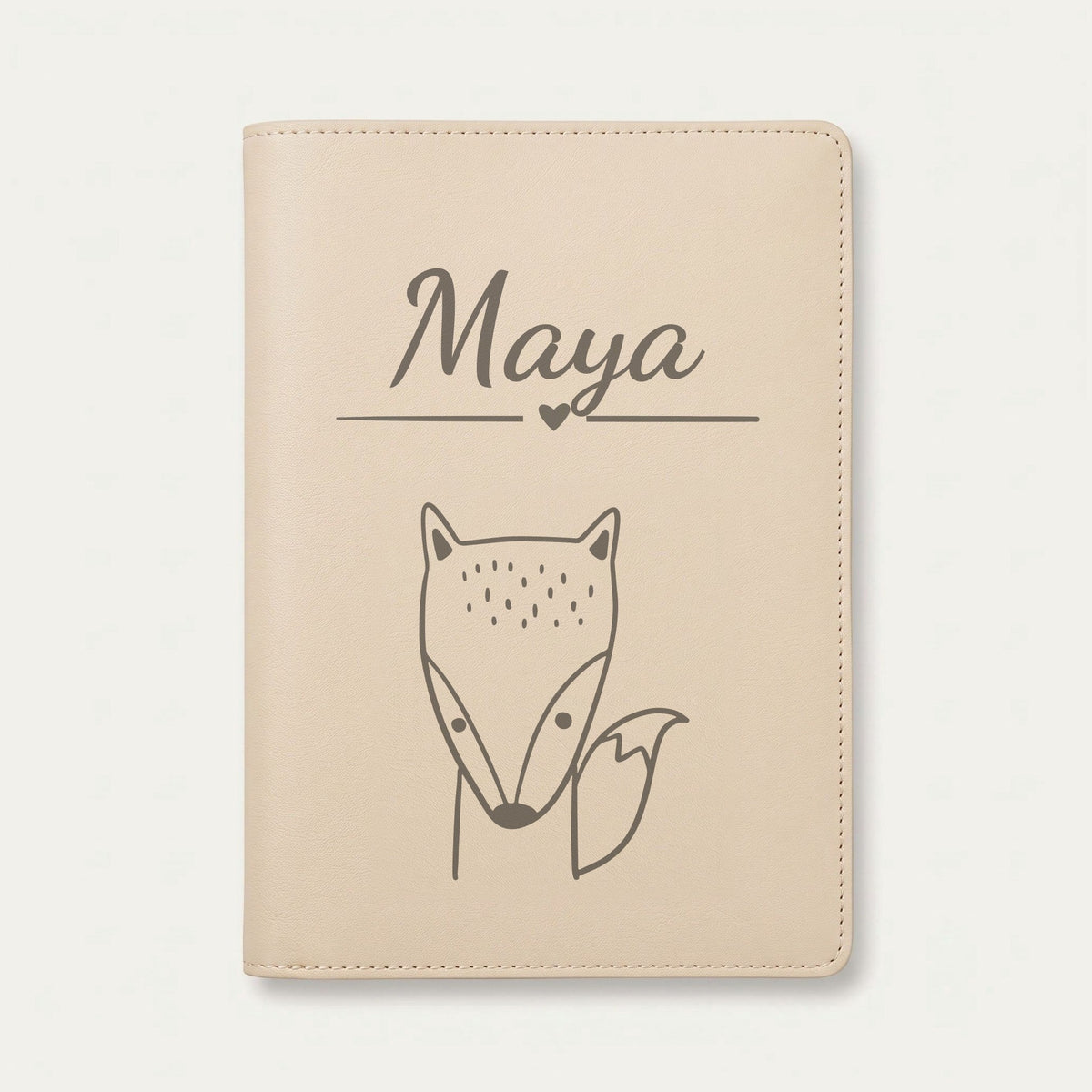Protège carnet de santé bébé personnalisé – Renard à la queue touffue — Crème vanille — gravure « Maya »