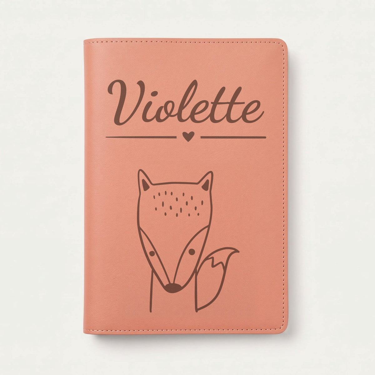 Protège carnet de santé bébé personnalisé – Renard à la queue touffue — Terracotta — gravure « Violette »