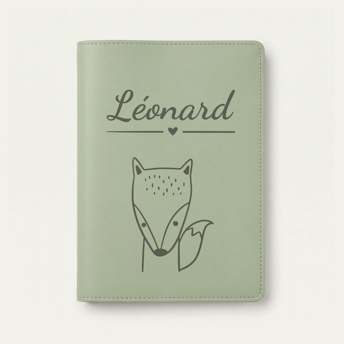 Protège carnet de santé bébé personnalisé – Renard à la queue touffue — Vert sauge — gravure « Léonard »