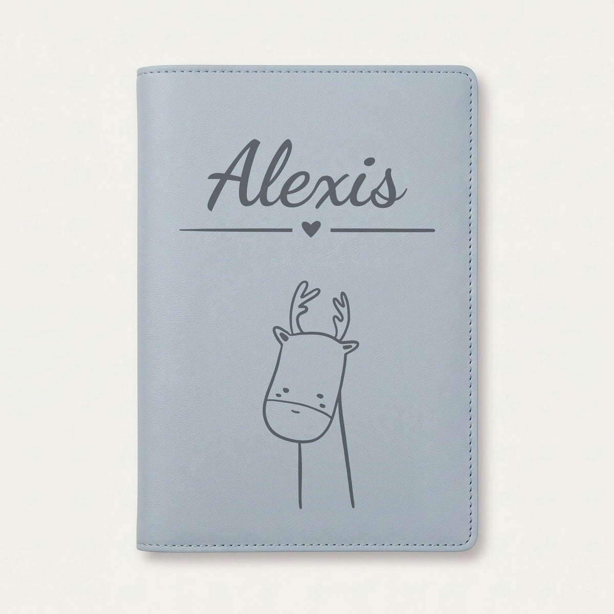 Protège carnet de santé bébé personnalisé – Renne — Bleu nuage — gravure « Alexis »