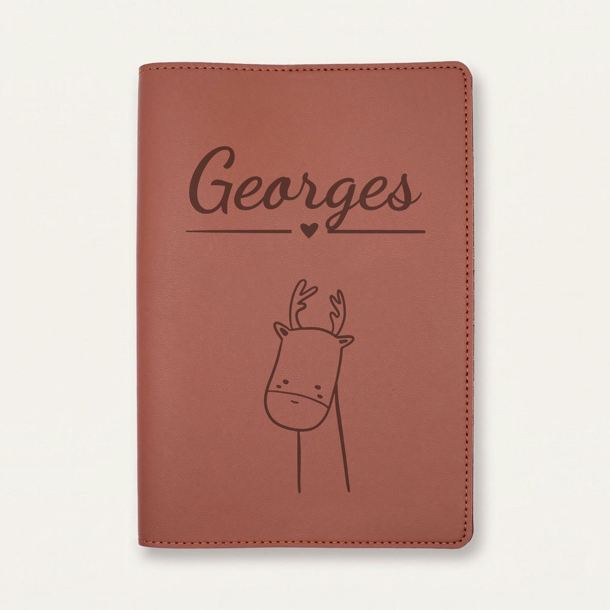 Protège carnet de santé bébé personnalisé – Renne — Chocolat — gravure « Georges »