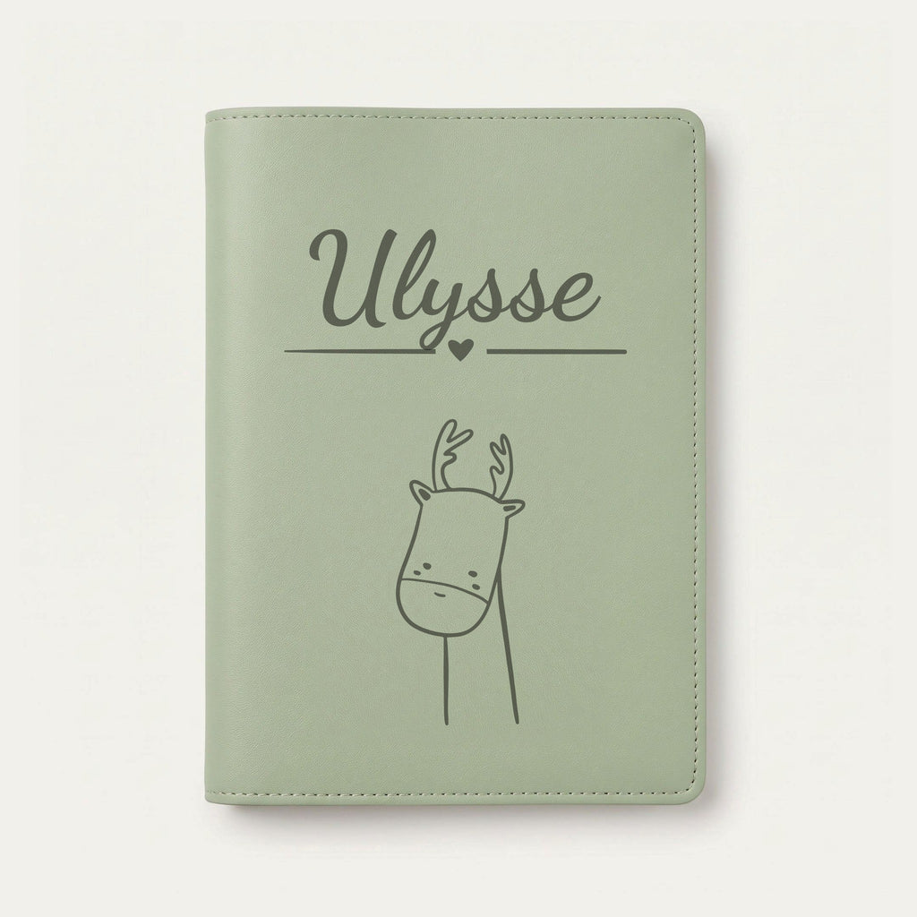 Protège carnet de santé bébé personnalisé – Renne — Vert sauge — gravure « Ulysse »