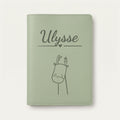 Protège carnet de santé bébé personnalisé – Renne — Vert sauge — gravure « Ulysse »