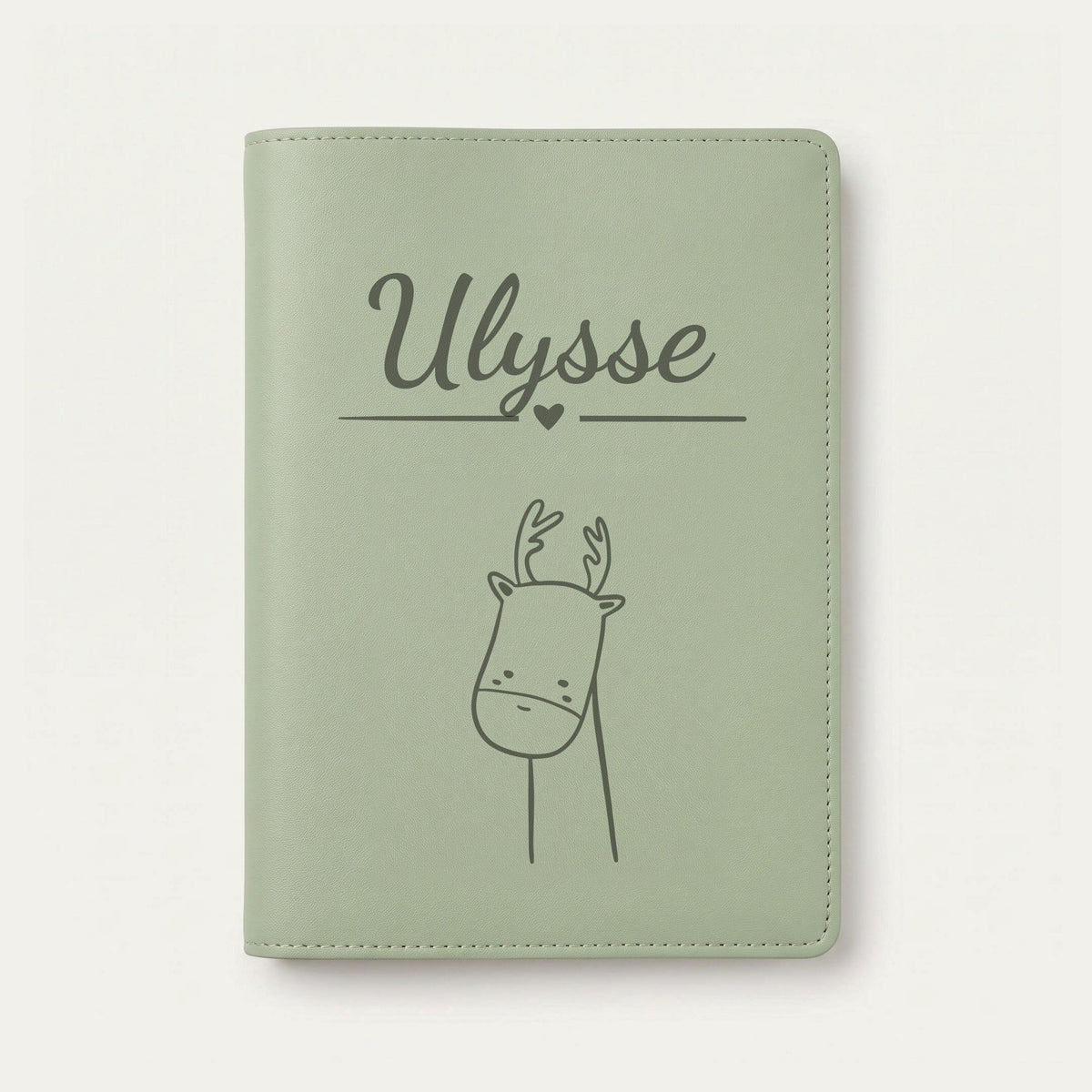 Protège carnet de santé bébé personnalisé – Renne — Vert sauge — gravure « Ulysse »