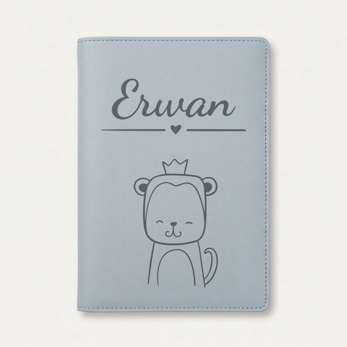 Protège carnet de santé bébé personnalisé – Singe à la couronne — Bleu nuage — gravure « Erwan »