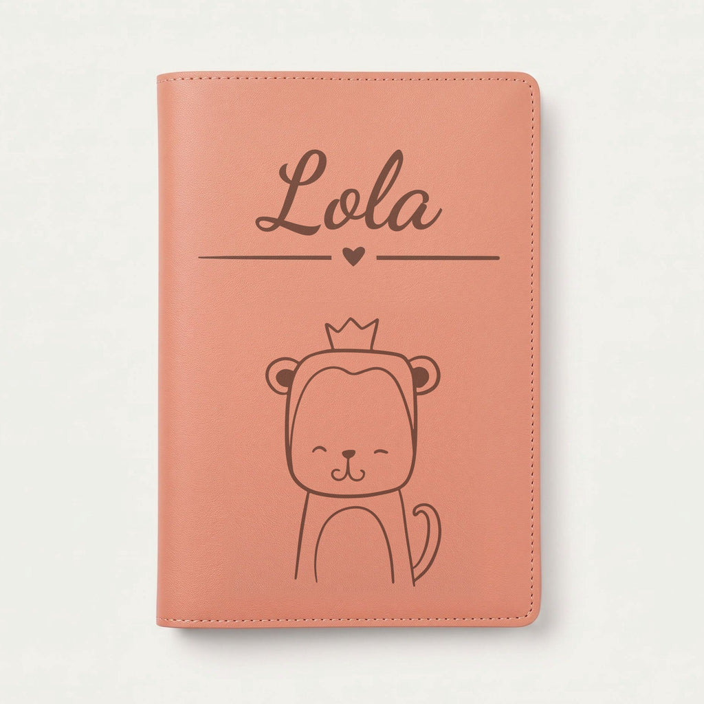 Protège carnet de santé bébé personnalisé – Singe à la couronne — Terracotta — gravure « Lola »