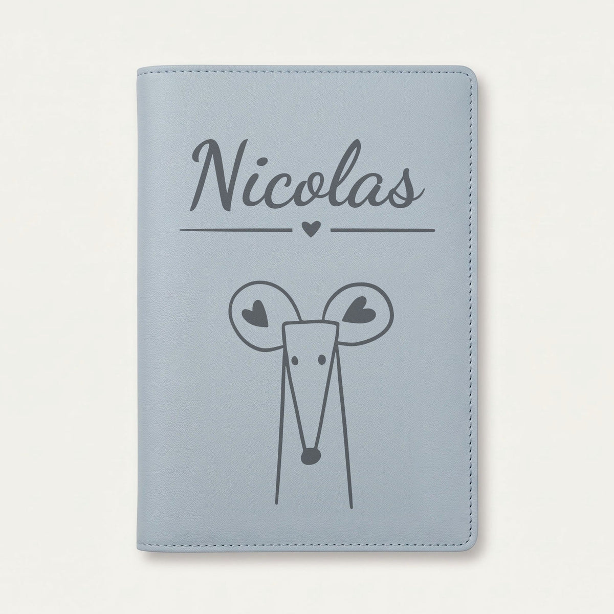 Protège carnet de santé bébé personnalisé – Souris aux oreilles cœur — Bleu nuage — gravure « Nicolas »