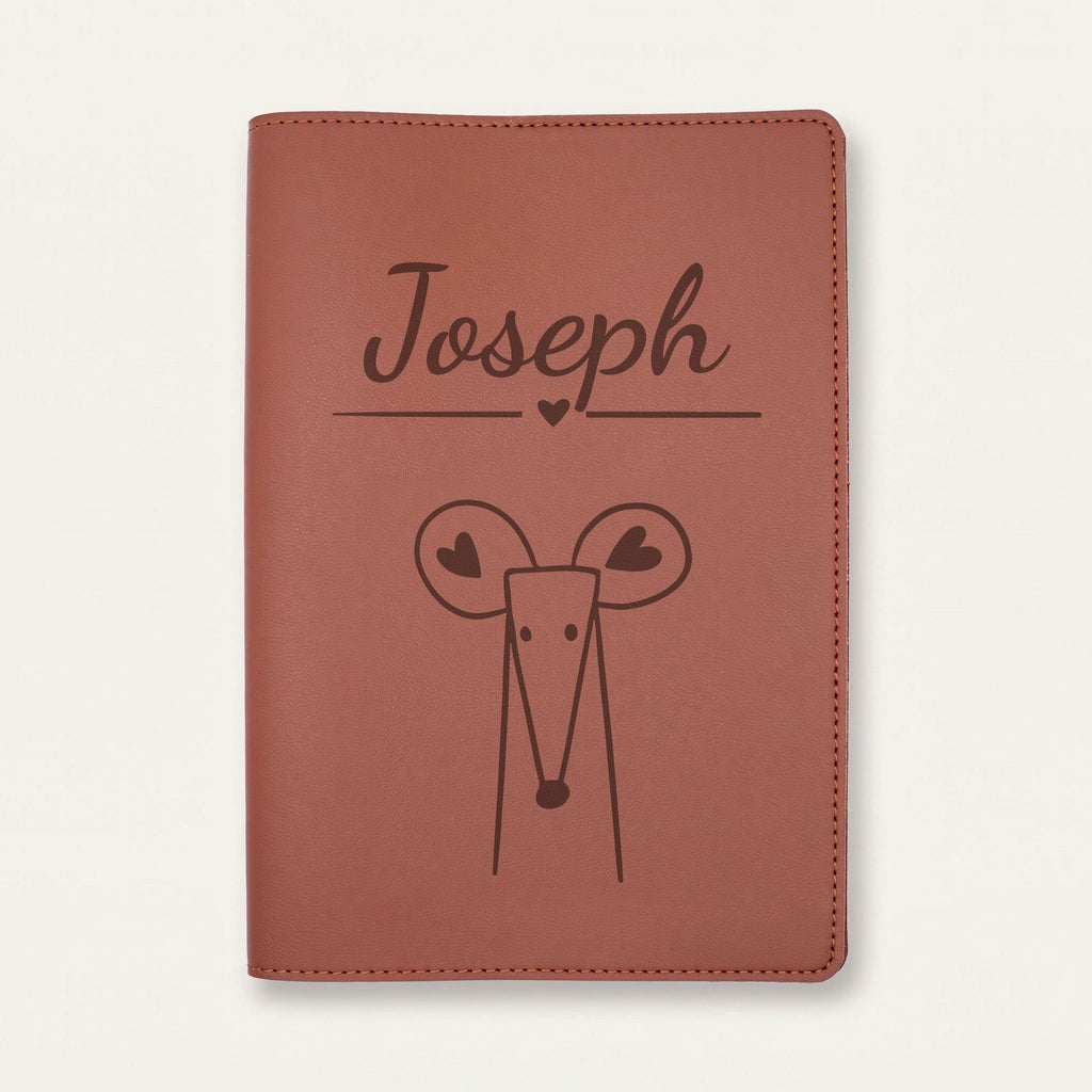 Protège carnet de santé bébé personnalisé – Souris aux oreilles cœur — Chocolat — gravure « Joseph »