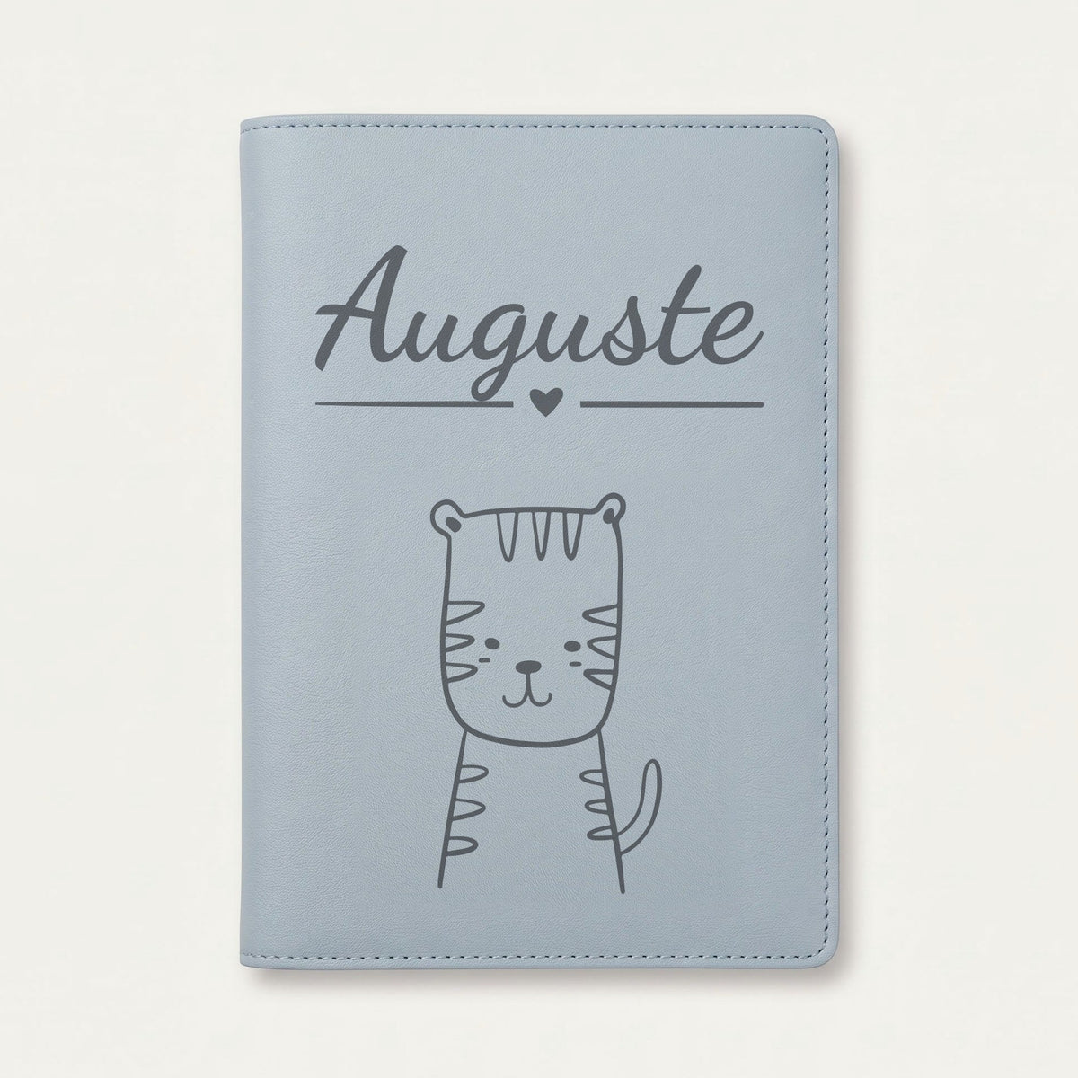 Protège carnet de santé bébé personnalisé – Tigre — Bleu nuage — gravure « Auguste »