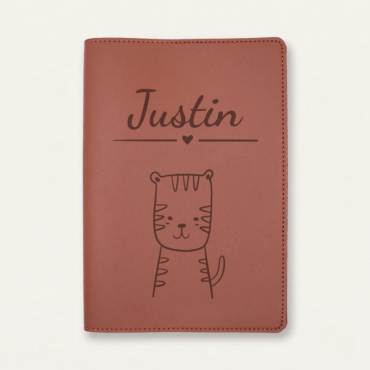 Protège carnet de santé bébé personnalisé – Tigre — Chocolat — gravure « Justin »