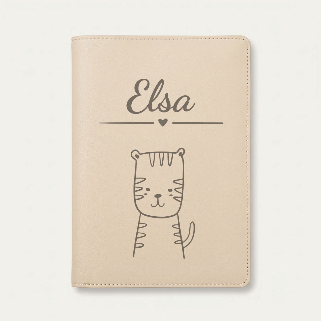 Protège carnet de santé bébé personnalisé – Tigre — Crème vanille — gravure « Elsa »