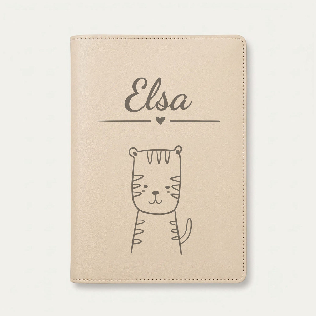 Protège carnet de santé bébé personnalisé – Tigre — Crème vanille — gravure « Elsa »