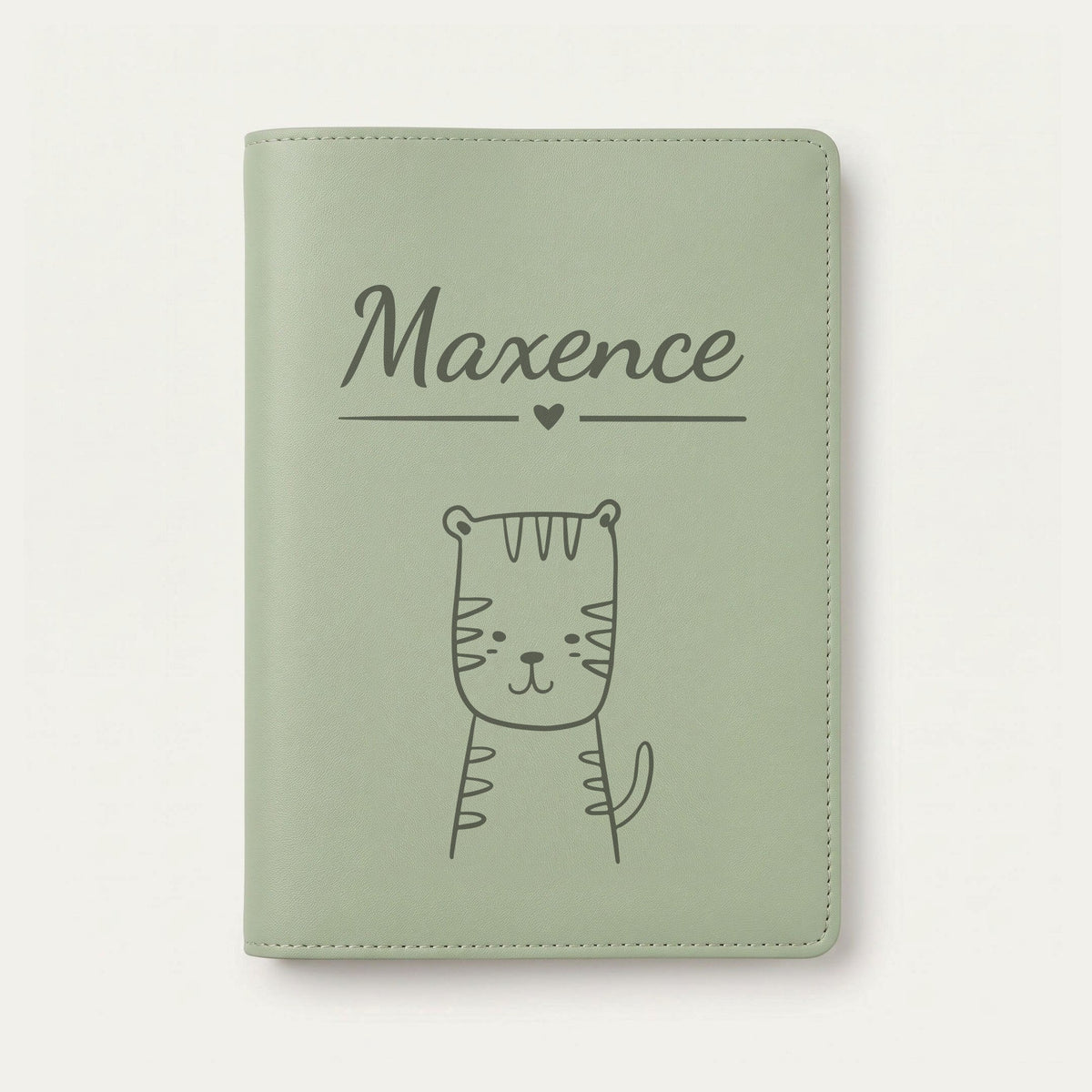 Protège carnet de santé bébé personnalisé – Tigre — Vert sauge — gravure « Maxence »