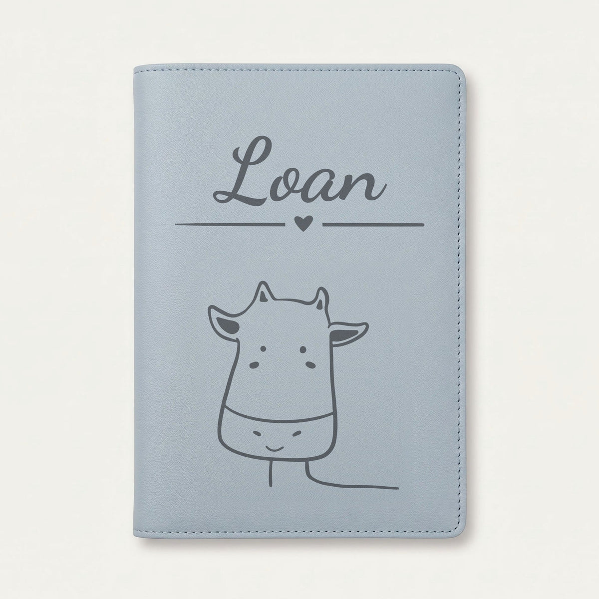 Protège carnet de santé bébé personnalisé – Vache souriante — Bleu nuage — gravure « Loan »