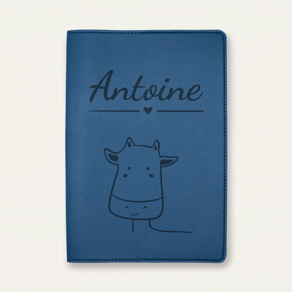 Protège carnet de santé bébé personnalisé – Vache souriante — Bleu nuit — gravure « Antoine »