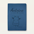 Protège carnet de santé bébé personnalisé – Vache souriante — Bleu nuit — gravure « Antoine »