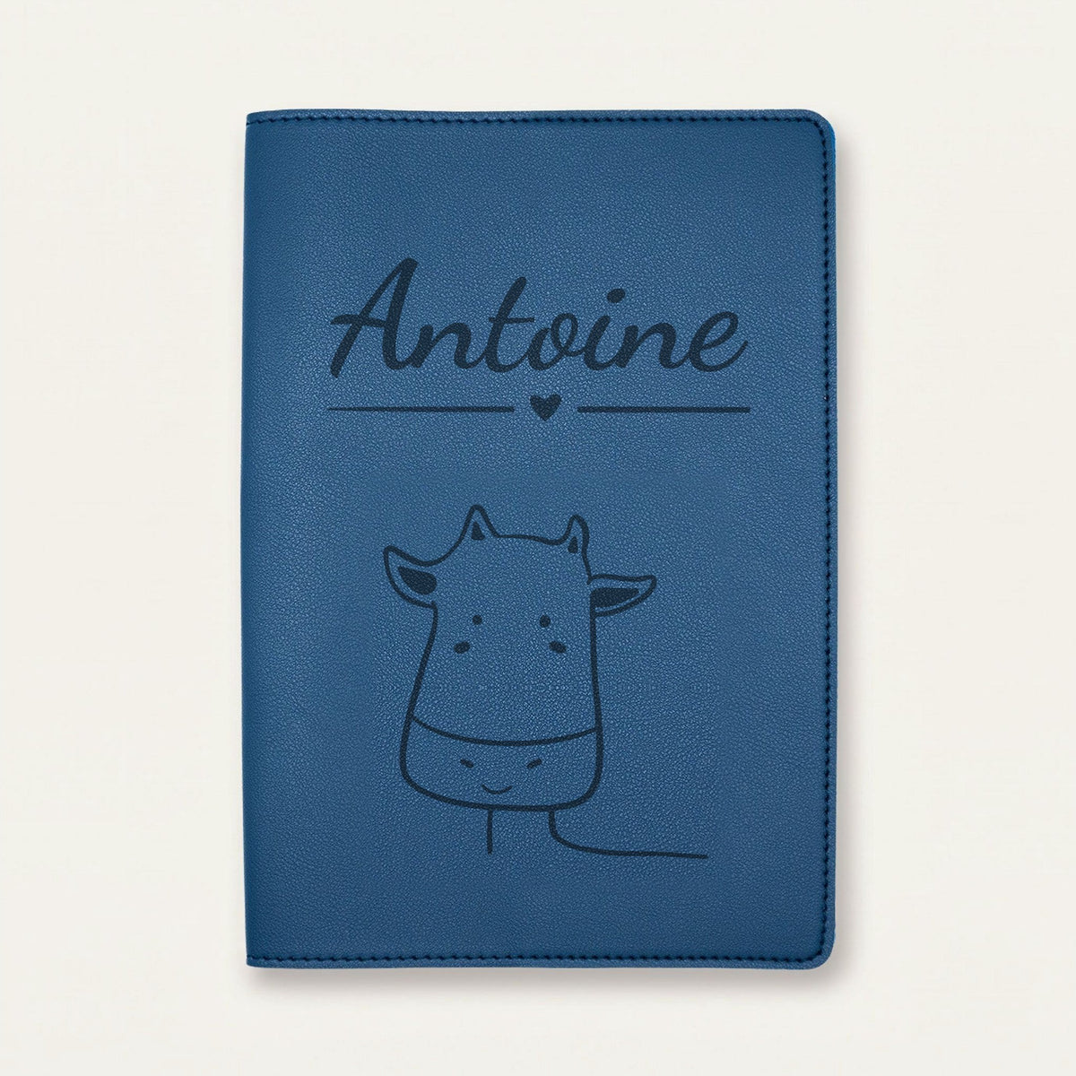 Protège carnet de santé bébé personnalisé – Vache souriante — Bleu nuit — gravure « Antoine »