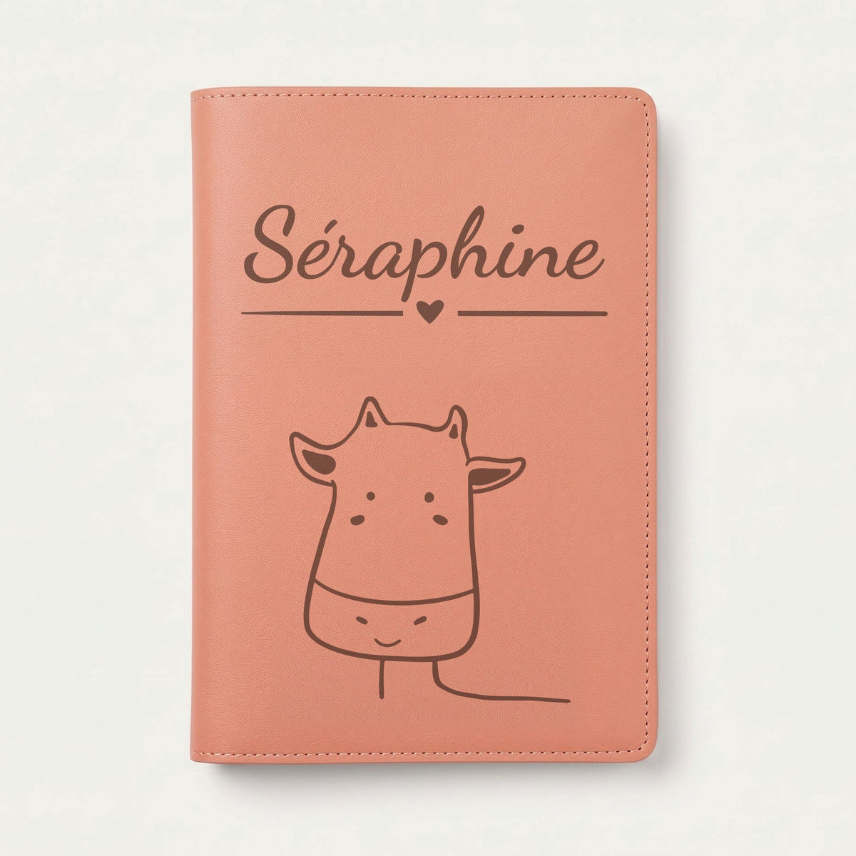 Protège carnet de santé bébé personnalisé – Vache souriante — Terracotta — gravure « Séraphine »