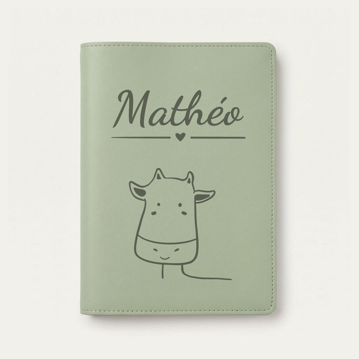 Protège carnet de santé bébé personnalisé – Vache souriante — Vert sauge — gravure « Mathéo »