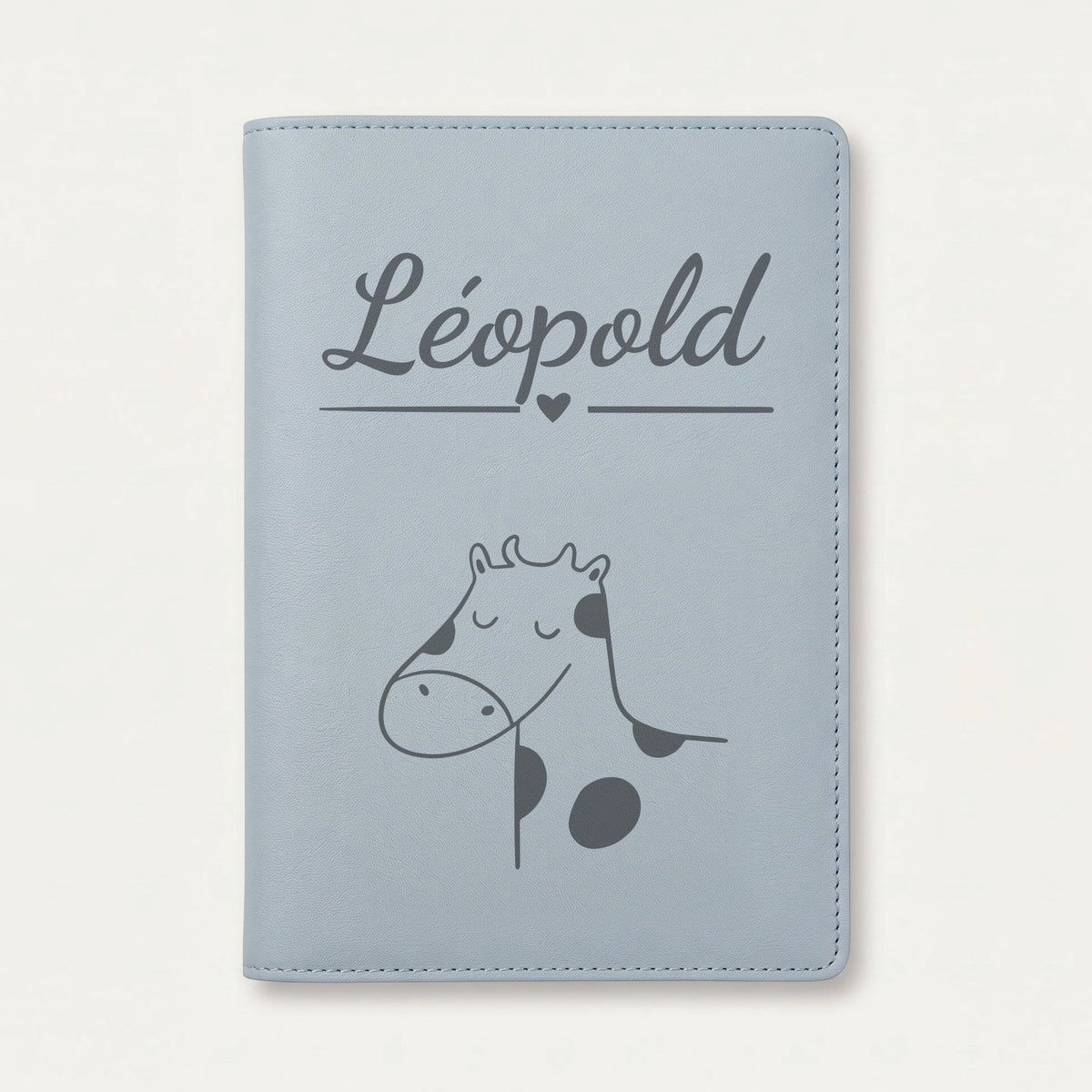 Protège carnet de santé bébé personnalisé – Vache tachetée — Bleu nuage — gravure « Léopold »