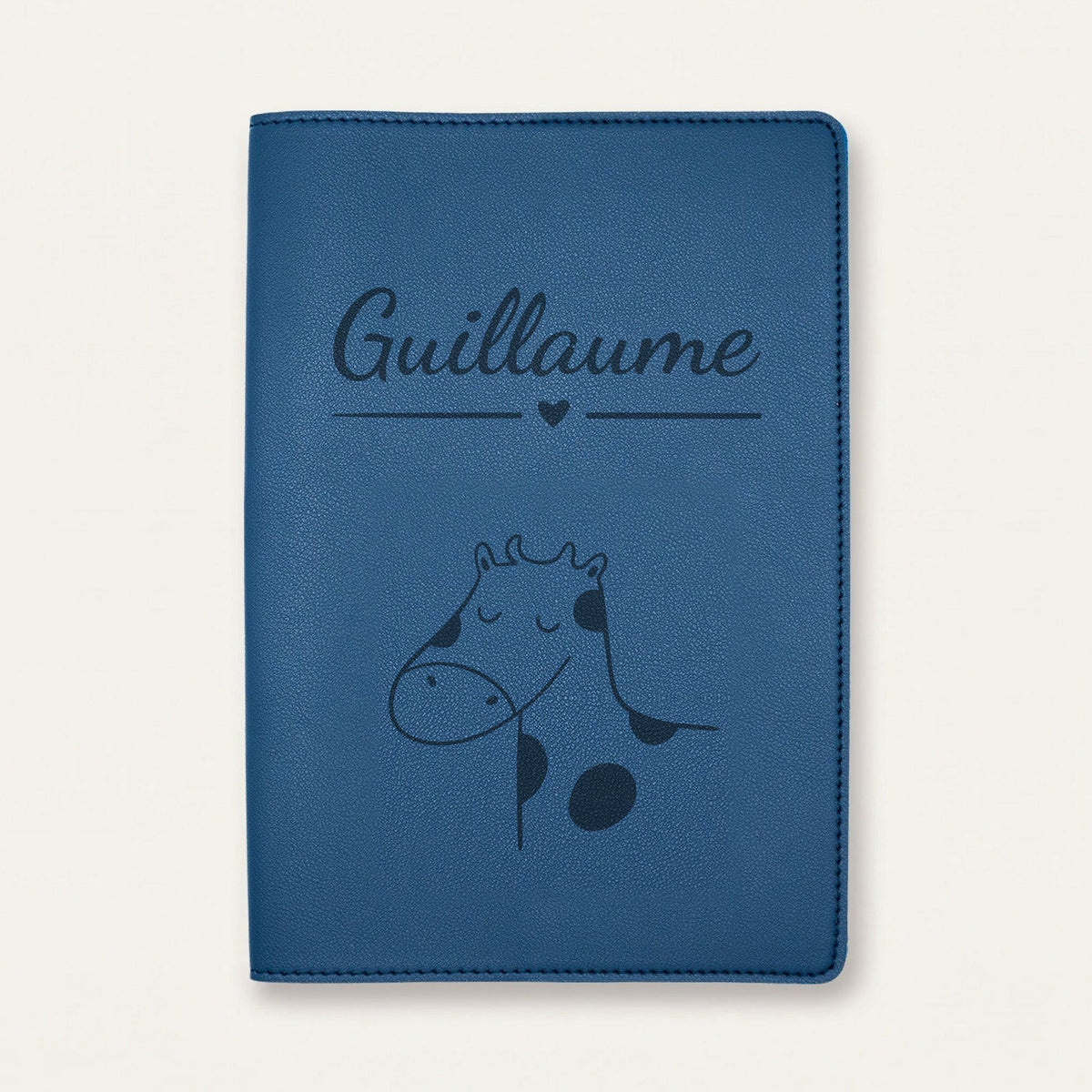 Protège carnet de santé bébé personnalisé – Vache tachetée — Bleu nuit — gravure « Guillaume »