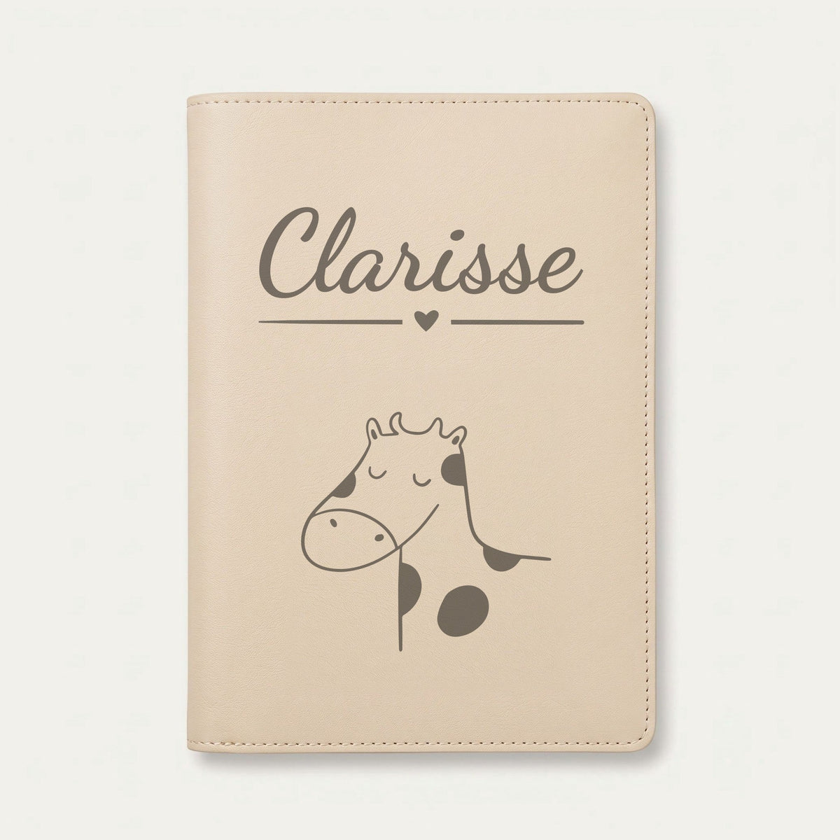 Protège carnet de santé bébé personnalisé – Vache tachetée — Crème vanille — gravure « Clarisse »