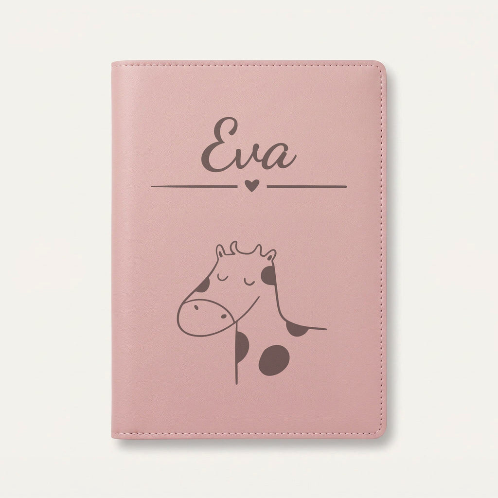 Protège carnet de santé bébé personnalisé – Vache tachetée — Rose dragée — gravure « Eva »