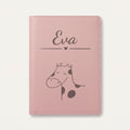 Protège carnet de santé bébé personnalisé – Vache tachetée — Rose dragée — gravure « Eva »