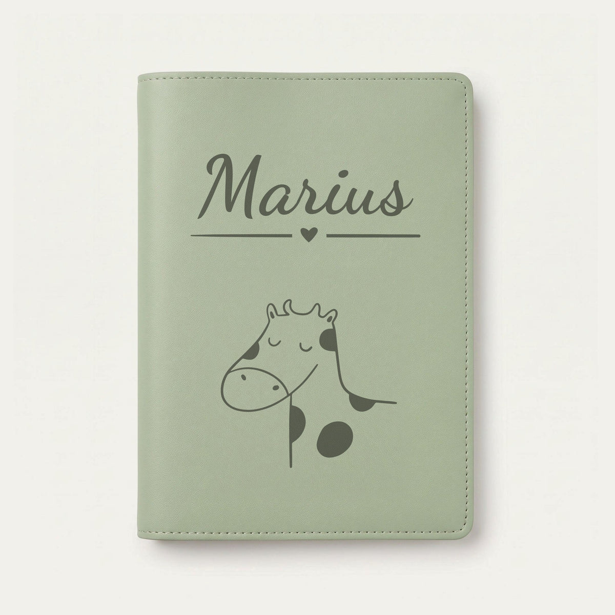 Protège carnet de santé bébé personnalisé – Vache tachetée — Vert sauge — gravure « Marius »